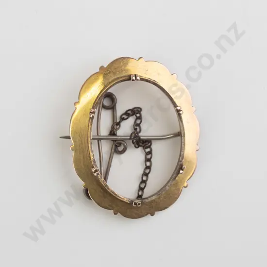 9ct brooch frame 4.40gms gp safety chain (4.2gm)
