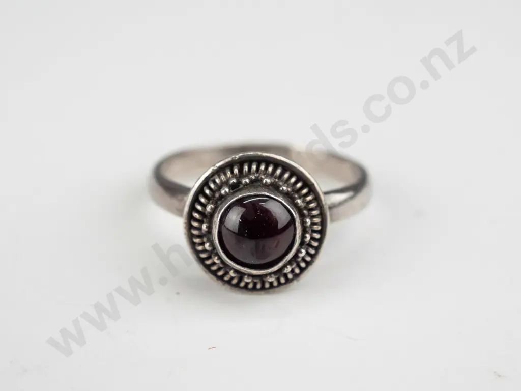 silver garnet ring stamped 925 Image 1++