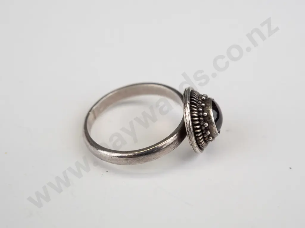 silver garnet ring stamped 925 Image 1++