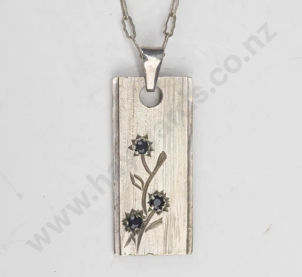 silver ingot with 3 red stones stamped 925 Image 1++