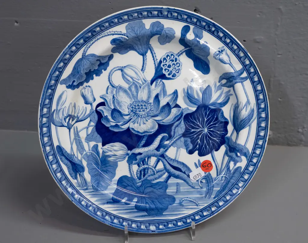 vintage Wedgwood cabinet plate - blue & white lotus motif pattern - marked 33 on back D-245 Image 1++