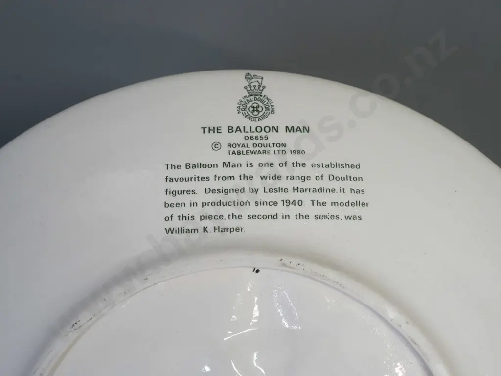 Royal Doulton "Balloon Man" relief-moulded cabinet plate - 1980 re-issue of 1940 design - small fleck to glaze on leg Image 1++