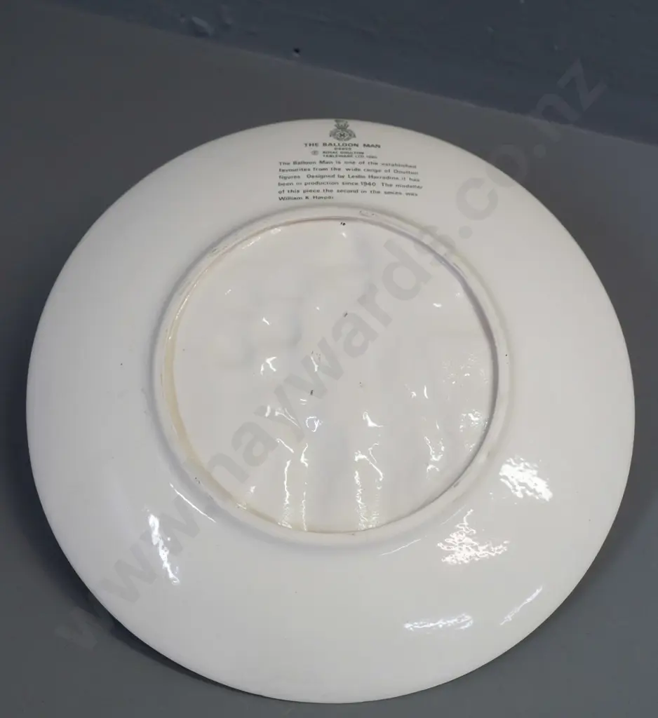 Royal Doulton "Balloon Man" relief-moulded cabinet plate - 1980 re-issue of 1940 design - small fleck to glaze on leg Image 1++