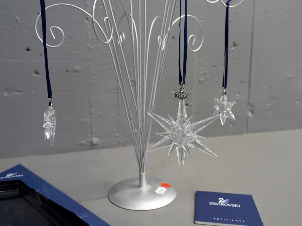Swarovski crystal 2005 Christmas tree ornament 3-piece set with original box and a metal display stand H-340, large Image 1++