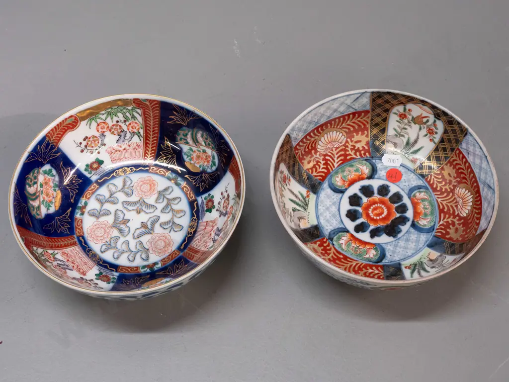 2 Imari pattern footed bowls, one slightly taller H-70 D-180 Image 1++