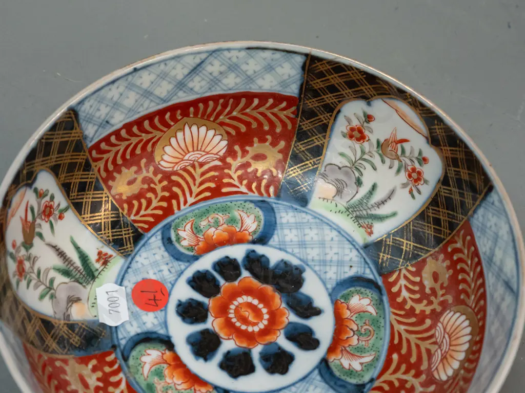 2 Imari pattern footed bowls, one slightly taller H-70 D-180 Image 1++