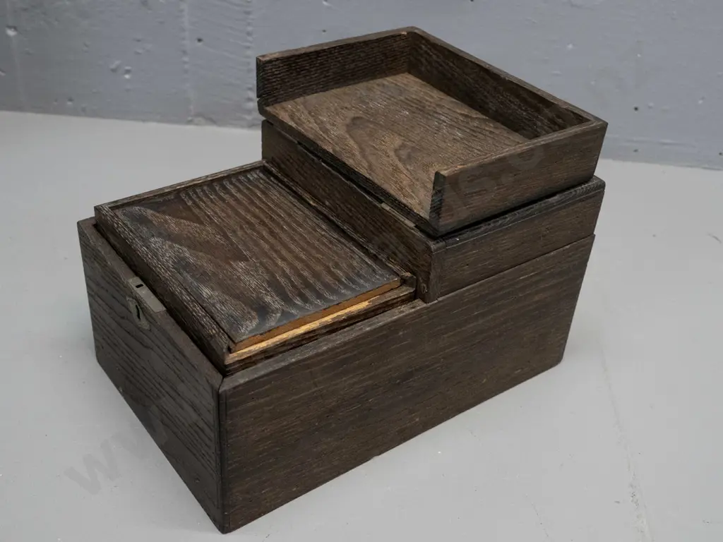 vintage oak box with lift-out inner box, containing vintage bone and ebony domino set and assorted round colour markers, Image 1++