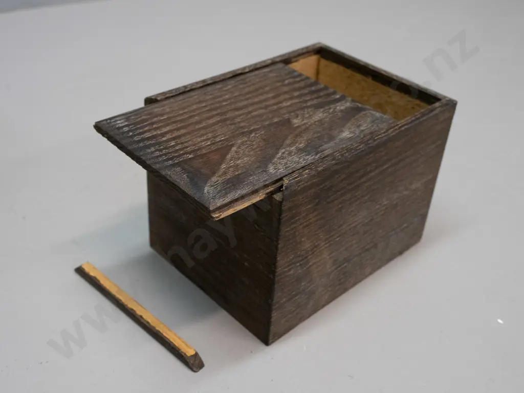 vintage oak box with lift-out inner box, containing vintage bone and ebony domino set and assorted round colour markers, Image 1++