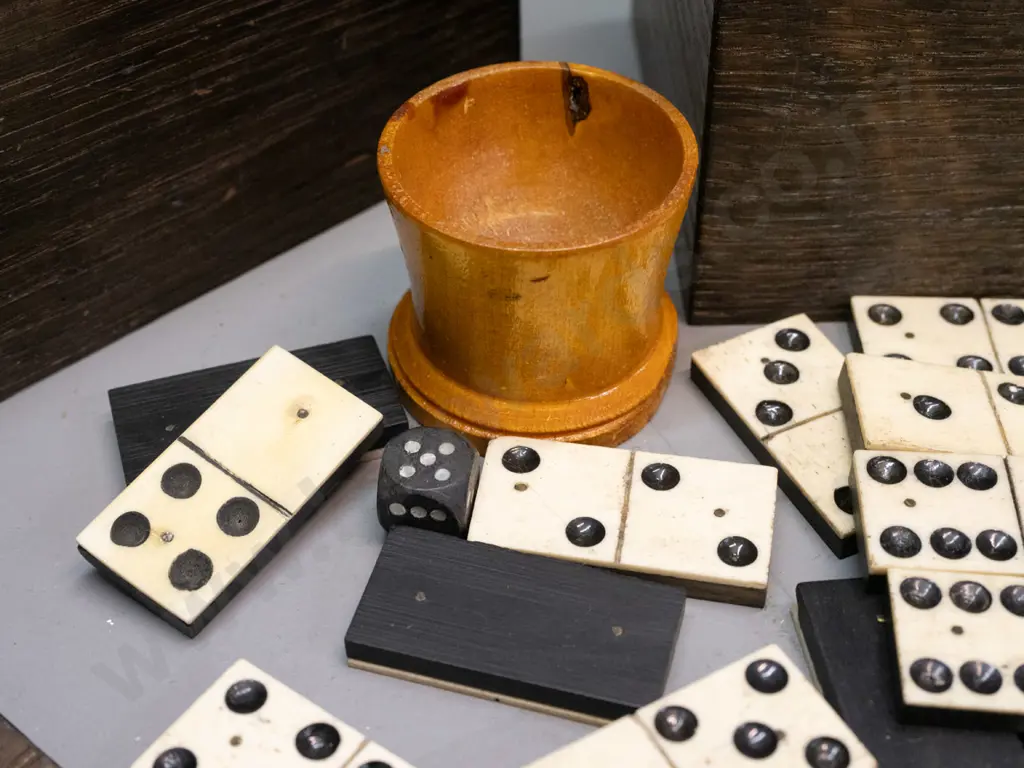 vintage oak box with lift-out inner box, containing vintage bone and ebony domino set and assorted round colour markers, Image 1++