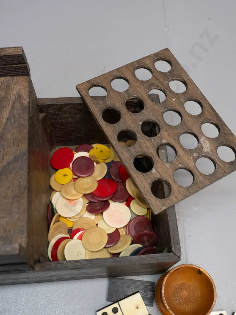 vintage oak box with lift-out inner box, containing vintage bone and ebony domino set and assorted round colour markers, Image 1++