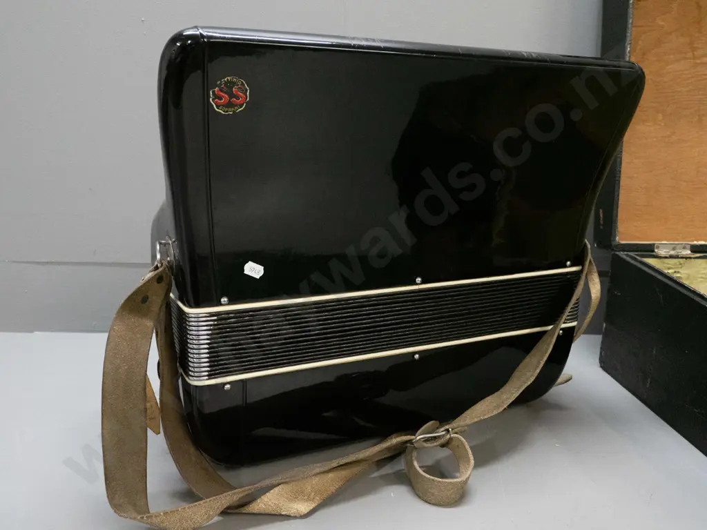 Settimio Soprani 120-base accordion with worn wooden case - accordion working but needs some work - some selector Image 1++