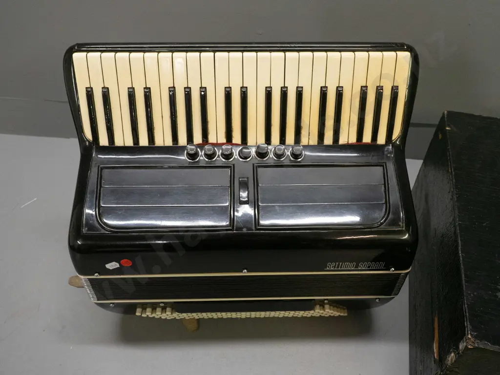 Settimio Soprani 120-base accordion with worn wooden case - accordion working but needs some work - some selector Image 1++