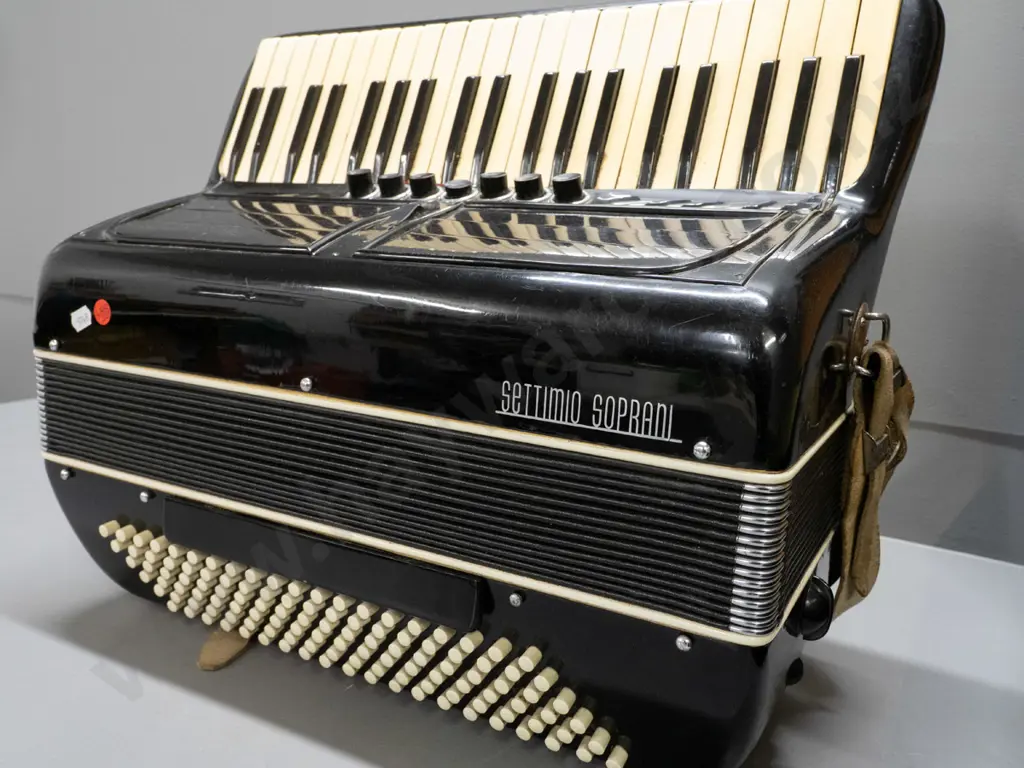 Settimio Soprani 120-base accordion with worn wooden case - accordion working but needs some work - some selector Image 1++