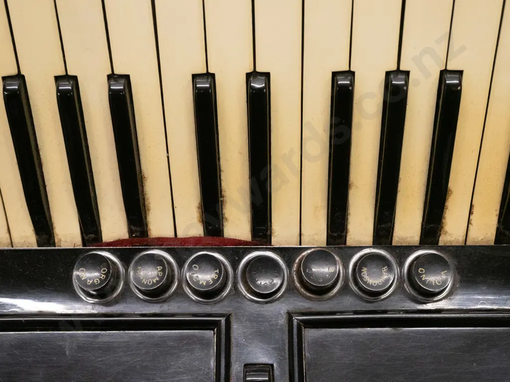 Settimio Soprani 120-base accordion with worn wooden case - accordion working but needs some work - some selector Image 1++
