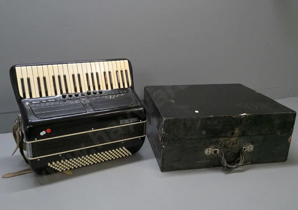 Settimio Soprani 120-base accordion with worn wooden case - accordion working but needs some work - some selector Image 1++