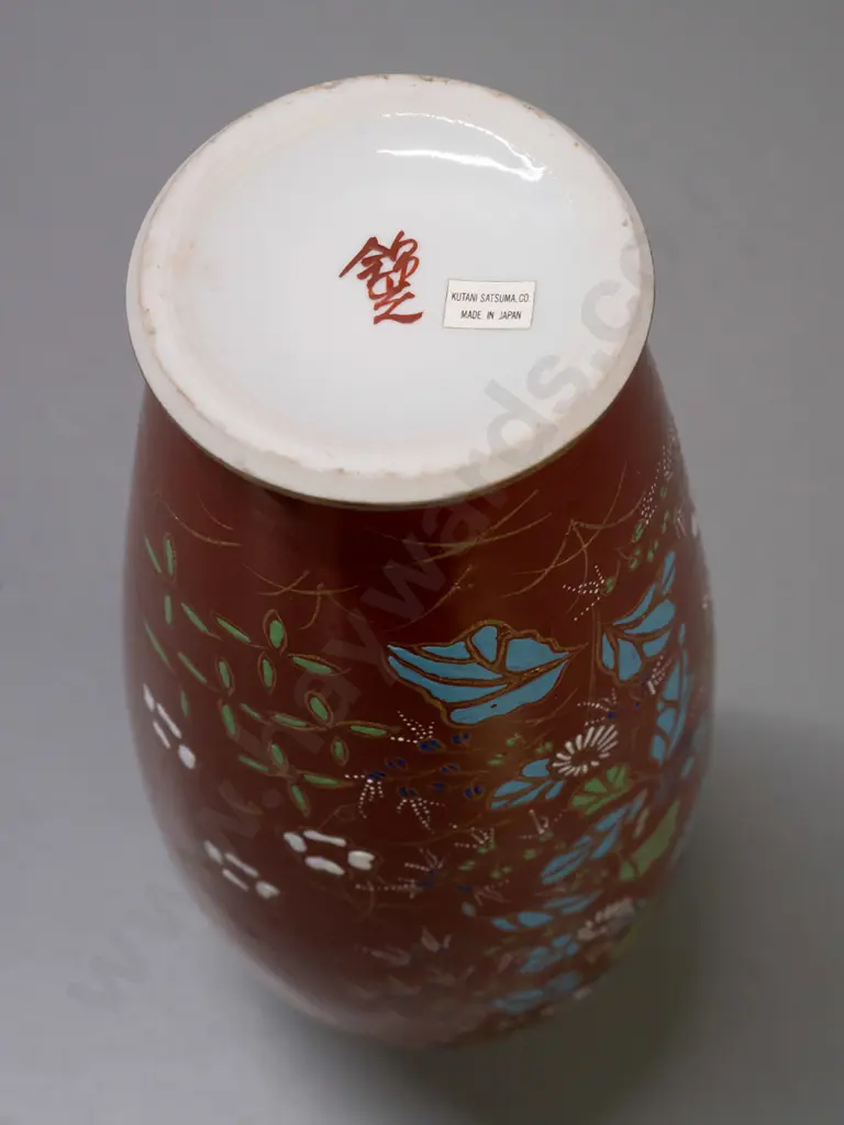Japanese ceramic vase with raised enamel & gilt decoration - label on base Kutani Satsuma Co. Japan H-320 Image 1++