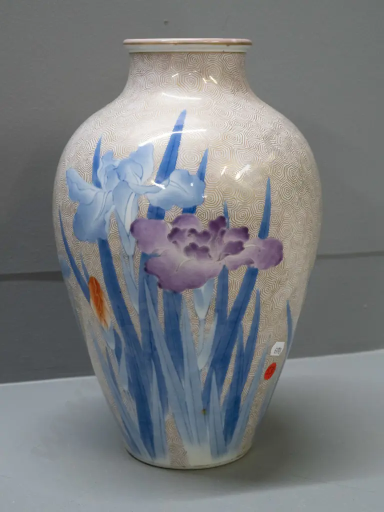 large (Japanese?) vase with irises and swirled gilt background pattern H-320 D-180 Image 1++