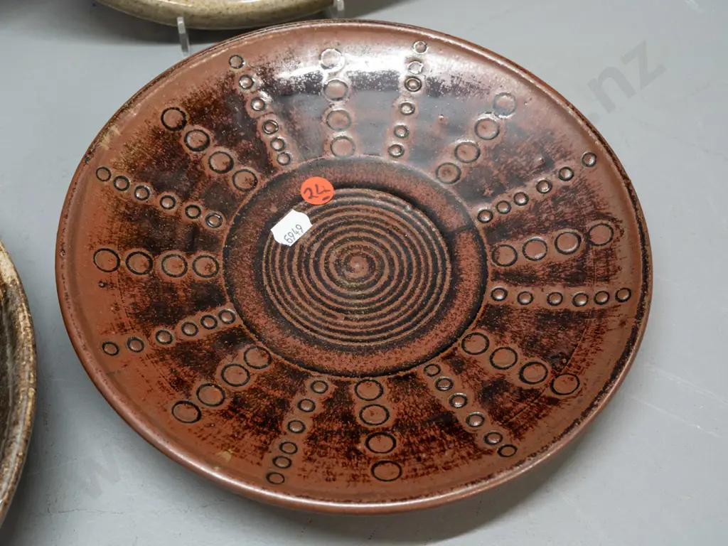 4 New Zealand studio pottery plates - various unknown maker's marks, largest is D-260 Image 1++