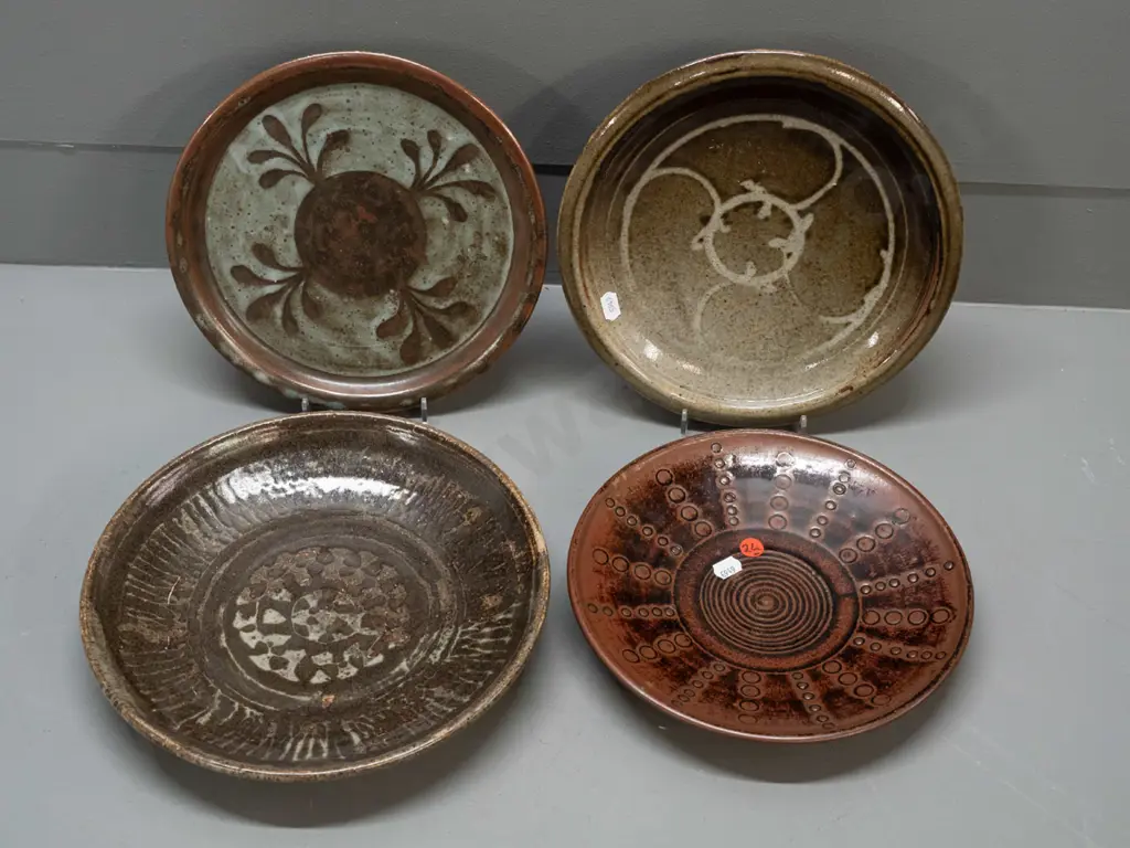 4 New Zealand studio pottery plates - various unknown maker's marks, largest is D-260 Image 1++
