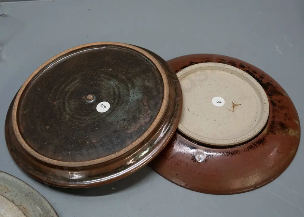 4 New Zealand studio pottery plates - various unknown maker's marks, largest is D-260 Image 1++