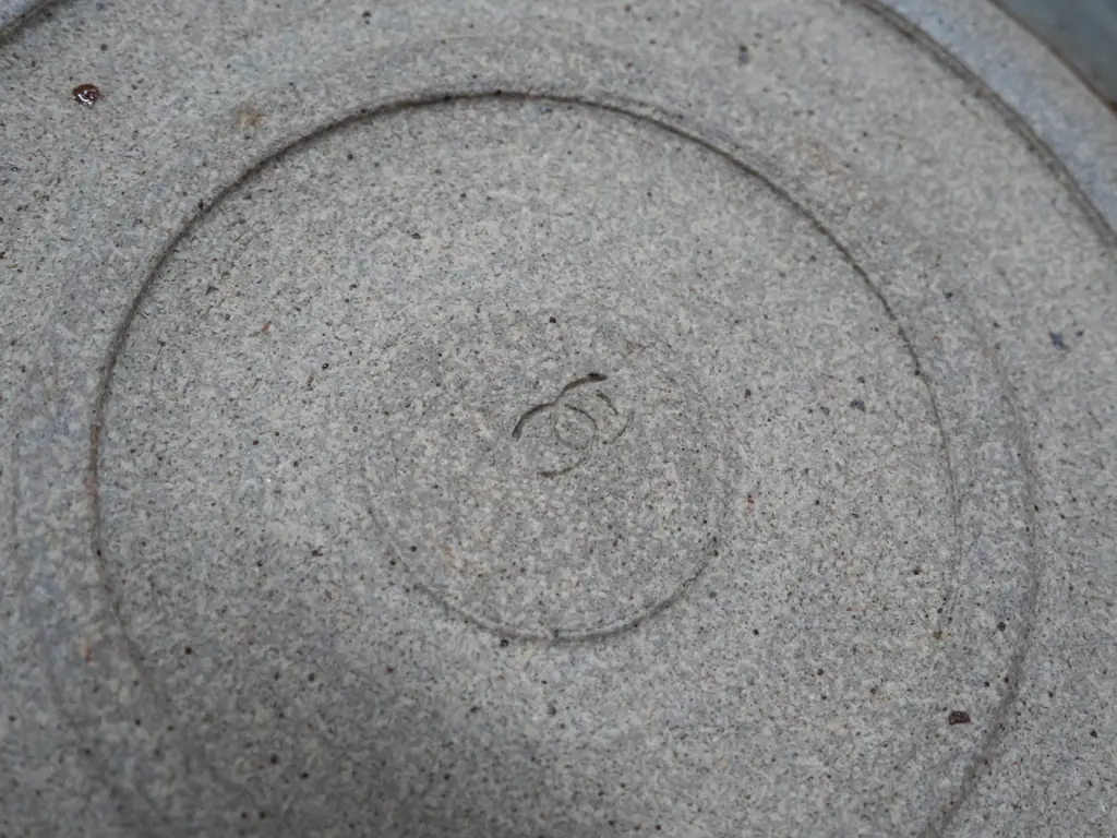 4 New Zealand studio pottery plates - various unknown maker's marks, largest is D-260 Image 1++