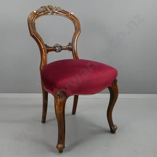 Victorian walnut side chair with carved back, sweeping cab. legs, red velvet upholstered seat H-880 W-470 D-380