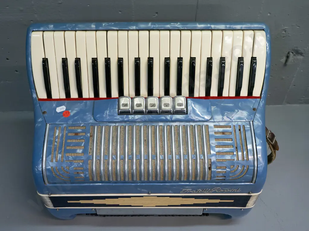 vintage Fratelli Rossini accordion - 80 bass size, plays well, switches a bit stiff, some corrosion to metal, wear to Image 1++