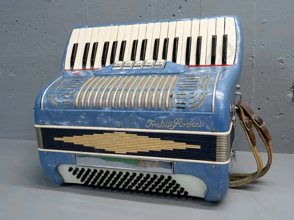 vintage Fratelli Rossini accordion - 80 bass size, plays well, switches a bit stiff, some corrosion to metal, wear to Image 1++