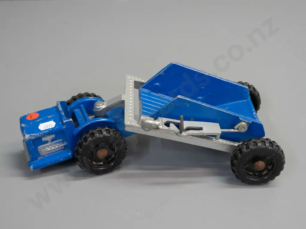Fun Ho tipping road scraper with black plastic wheels. Some wear to paint, corrosion to wheel axle caps and spring L-290 Image 1++