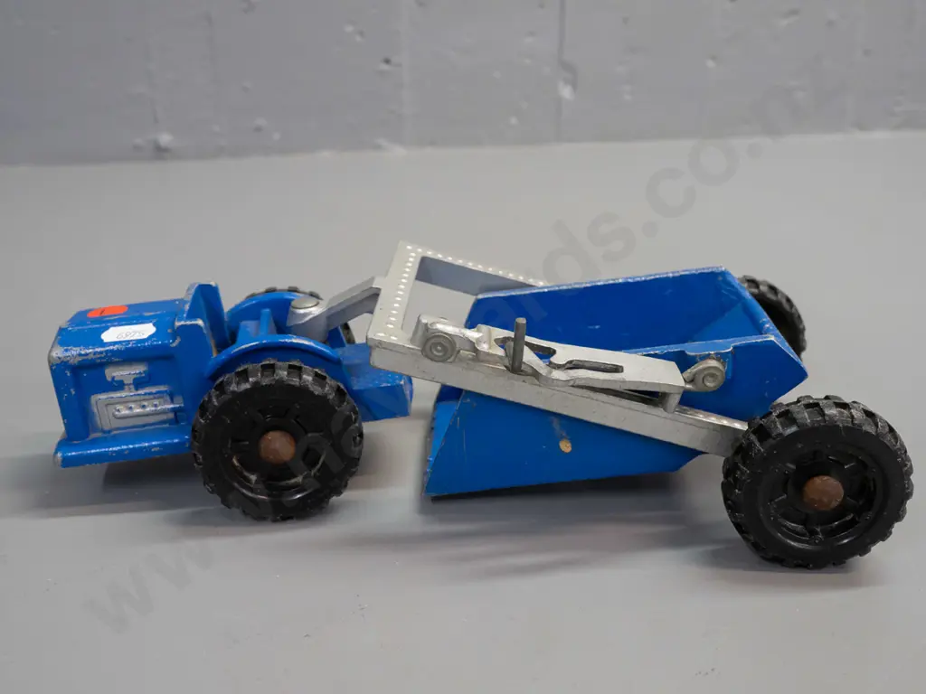 Fun Ho tipping road scraper with black plastic wheels. Some wear to paint, corrosion to wheel axle caps and spring L-290 Image 1++