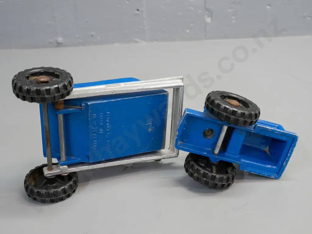 Fun Ho tipping road scraper with black plastic wheels. Some wear to paint, corrosion to wheel axle caps and spring L-290 Image 1++