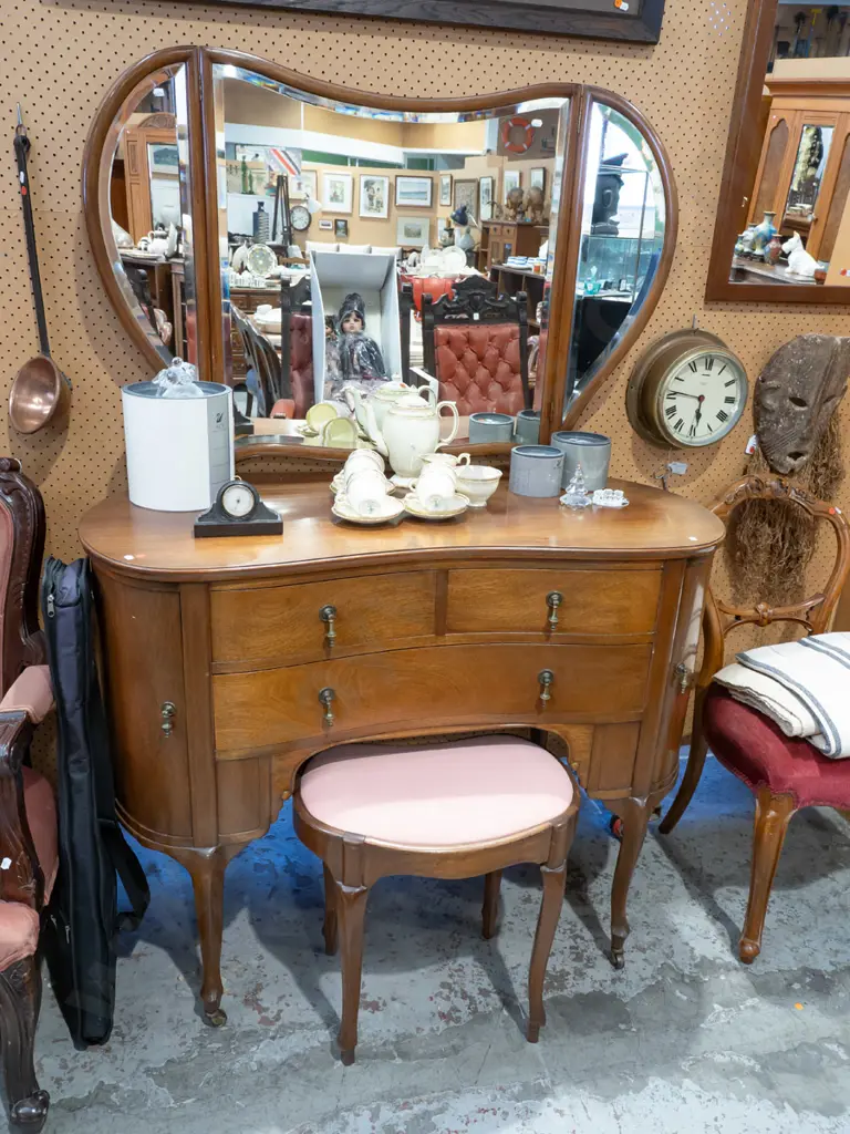 art deco mahogany kidney-shaped dressing table with bevelled edge shaped mirror back, brass drop handles to 2 Image 1++