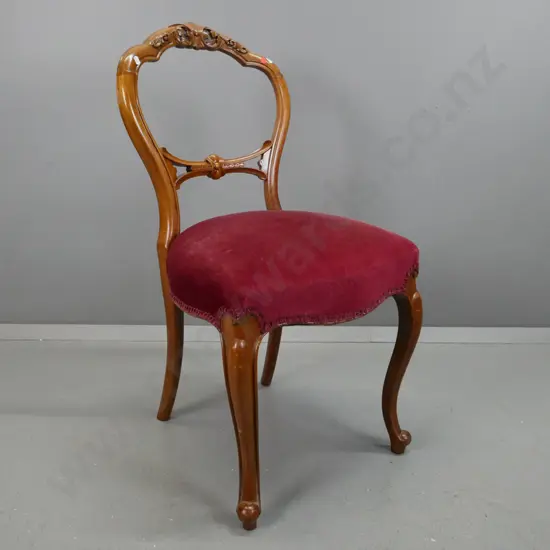 Victorian walnut side chair with carved back, sweeping cab. legs, red velvet upholstered seat  - some wear to fabric,