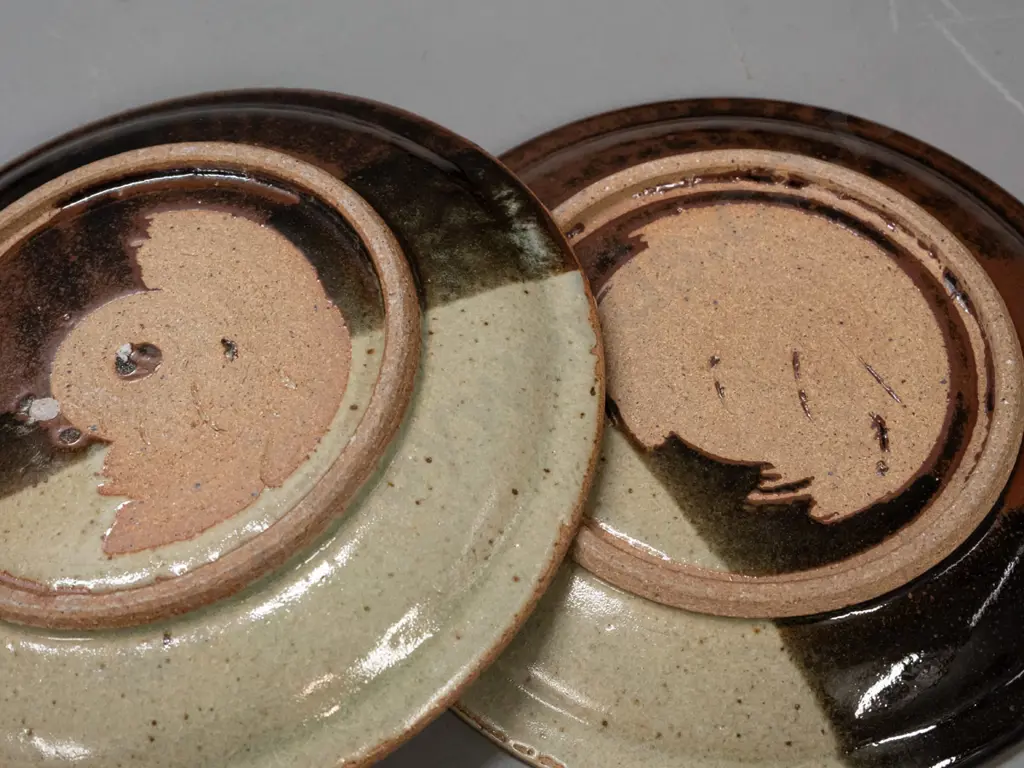 5 New Zealand studio pottery plates - 4 are unmarked Tenmoku glaze, one with unknown (LC?) maker's mark D-250 Image 1++