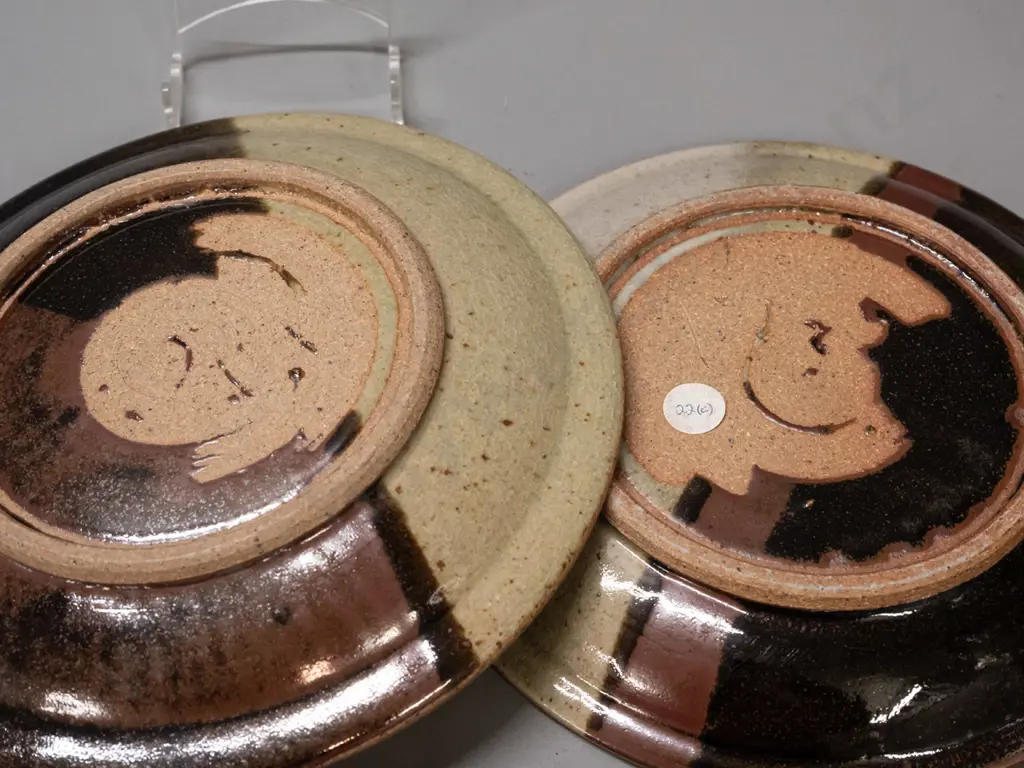 5 New Zealand studio pottery plates - 4 are unmarked Tenmoku glaze, one with unknown (LC?) maker's mark D-250 Image 1++