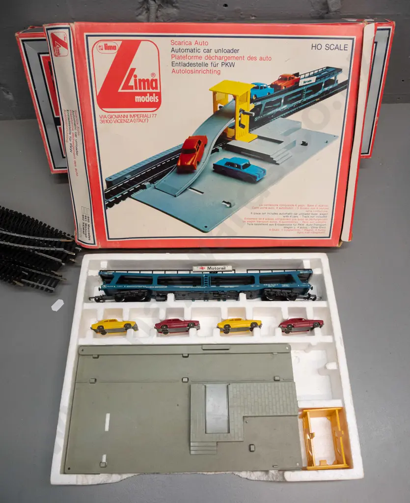 Lima HO scale railway items - Freighter electric train set, automatic car unloader, other carriages and track pieces Image 1++