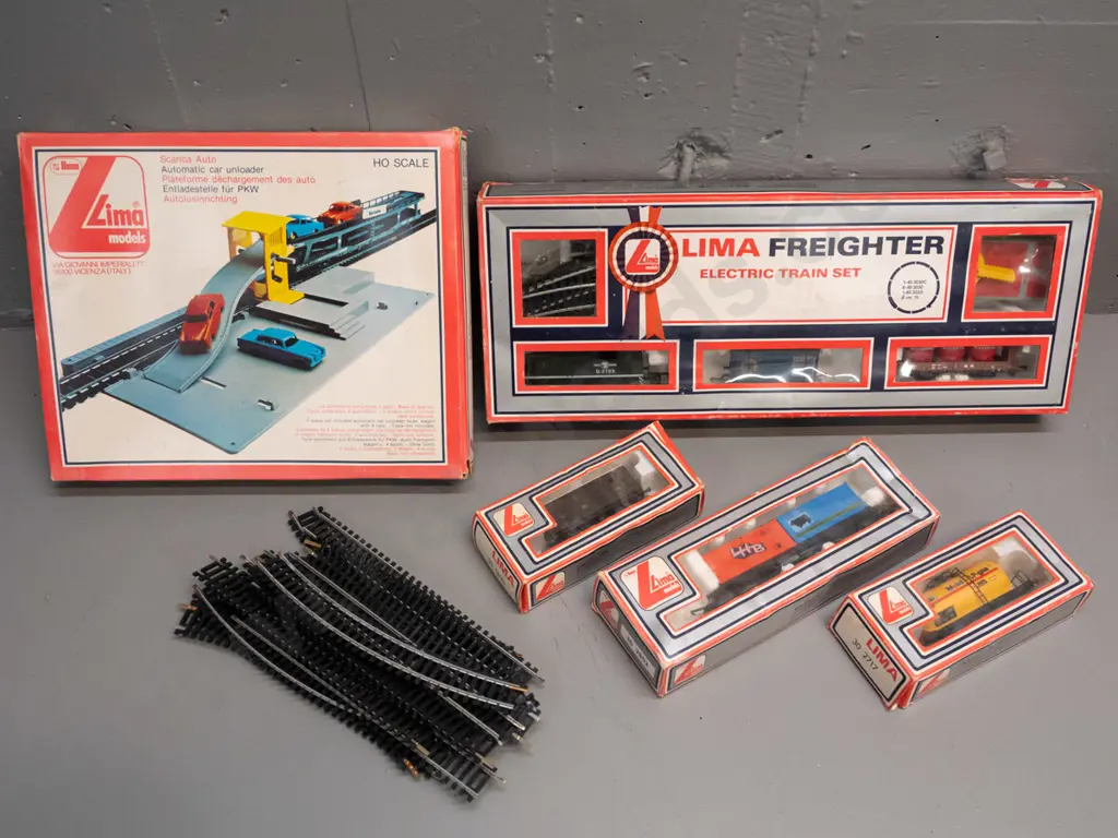 Lima HO scale railway items - Freighter electric train set, automatic car unloader, other carriages and track pieces Image 1++