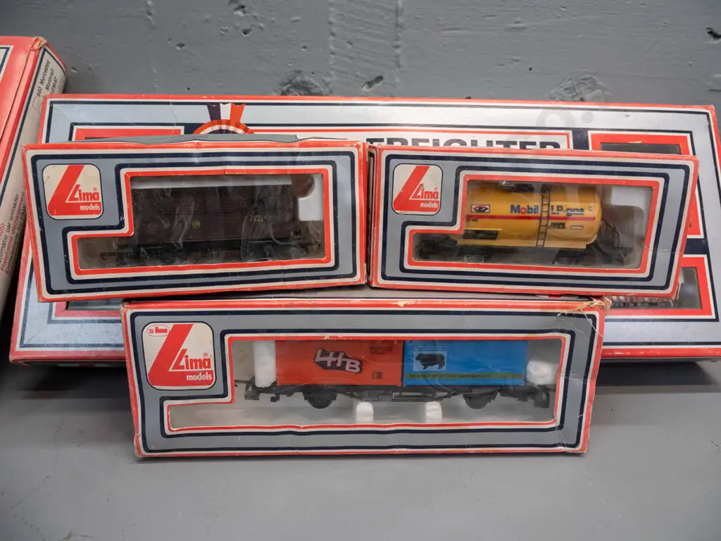 Lima HO scale railway items - Freighter electric train set, automatic car unloader, other carriages and track pieces Image 1++