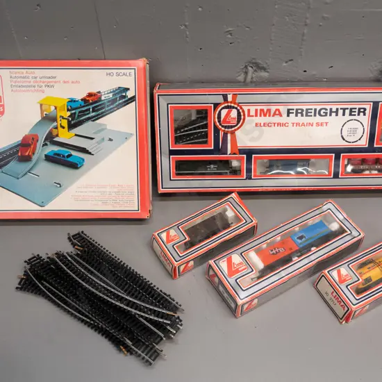 Lima HO scale railway items - Freighter electric train set, automatic car unloader, other carriages and track pieces