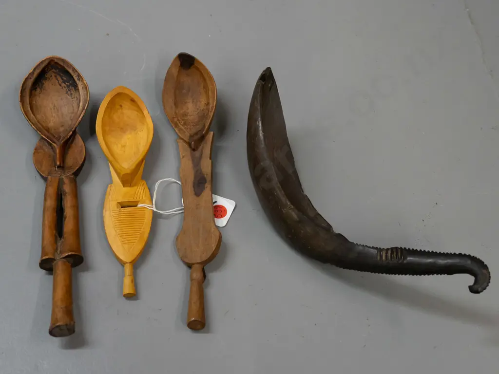 4 African spoons - 3 carved wood from Somalia, one made from horn, unknown origin , longest is L-250 Image 1++