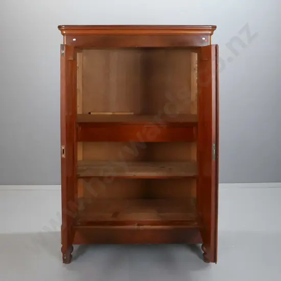 circa 1880s French mahogany 2-door linen / clothes press with figured mahogany panelled doors, 2 adjustable shelves and
