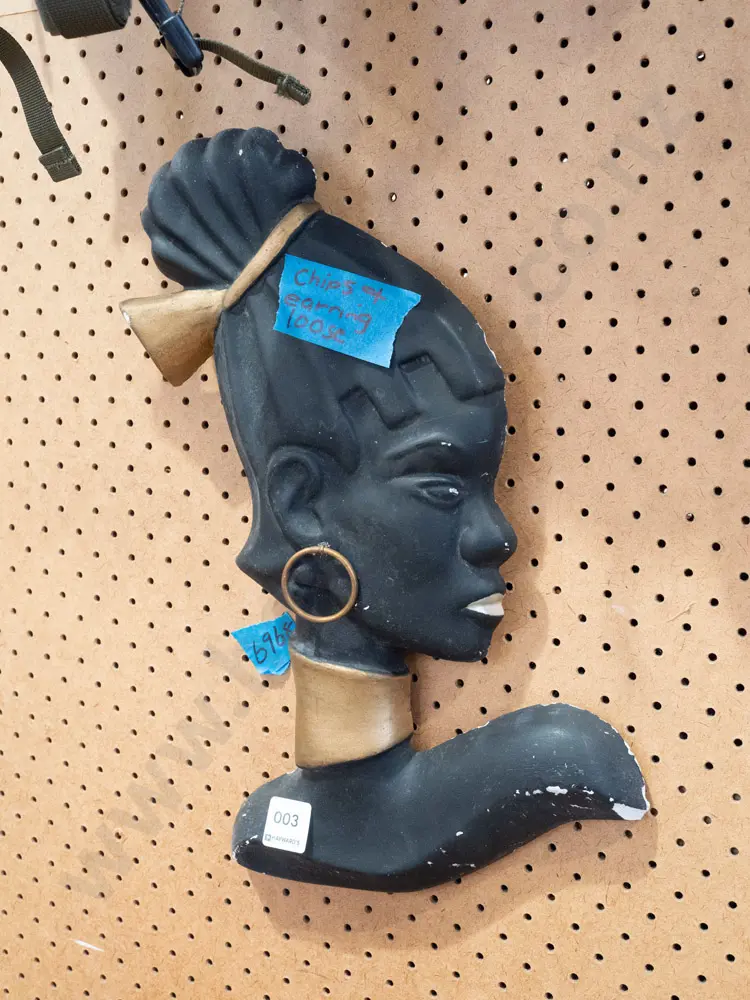 plastic female wall silhouette - chips and loose earring Image 1++