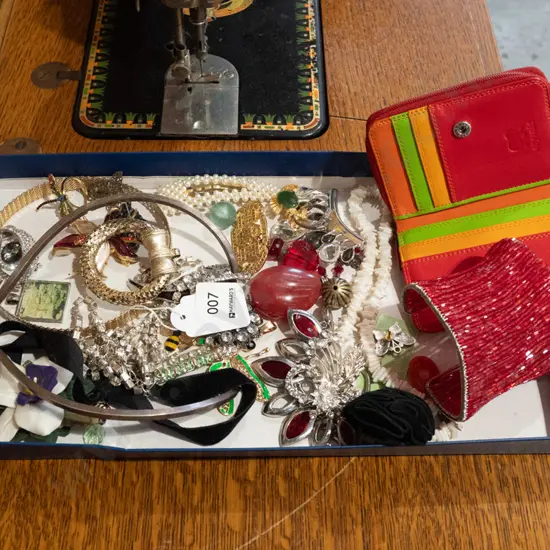tray of costume jewellery and a change purse