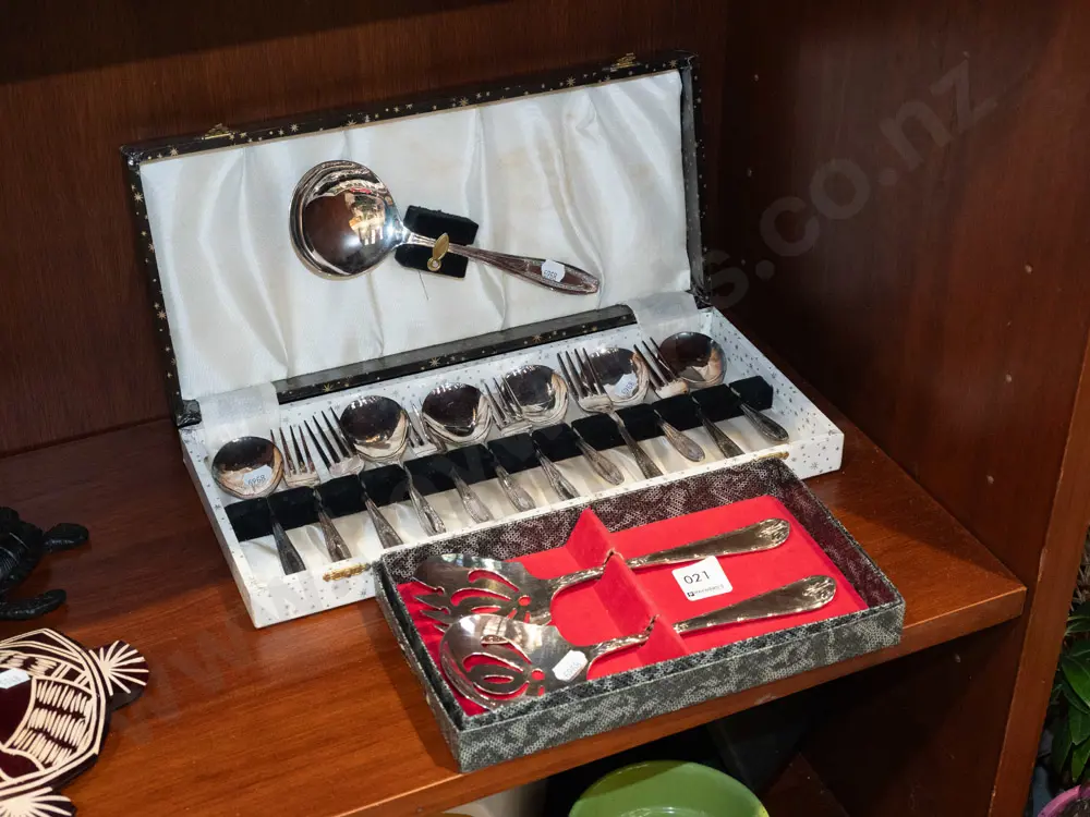 plated cutlery: cased sweet set and boxed salad servers Image 1++
