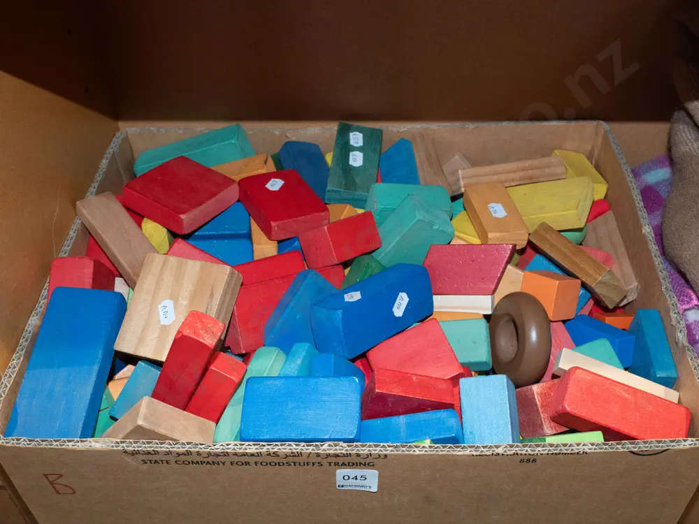 box of children's building blocks Image 1++