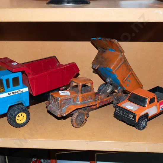 3x toy vehicles