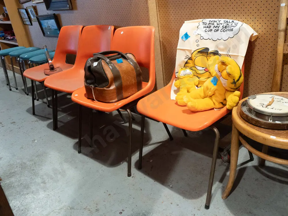 4x orange plastic stackable chairs - need a clean Image 1++