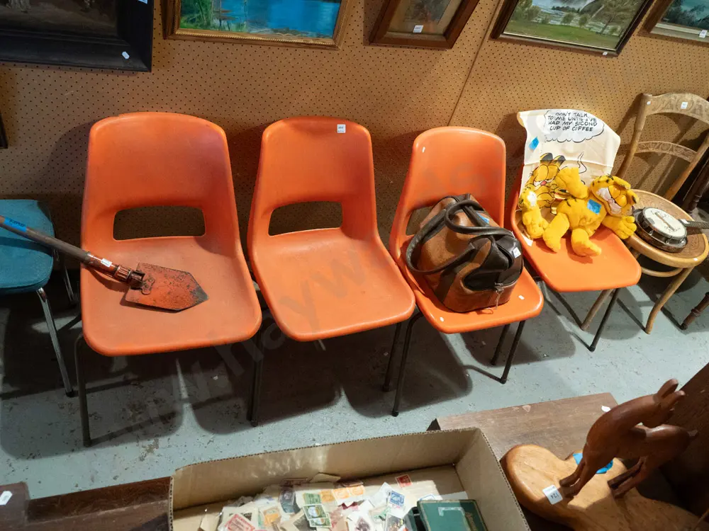 4x orange plastic stackable chairs - need a clean Image 1++