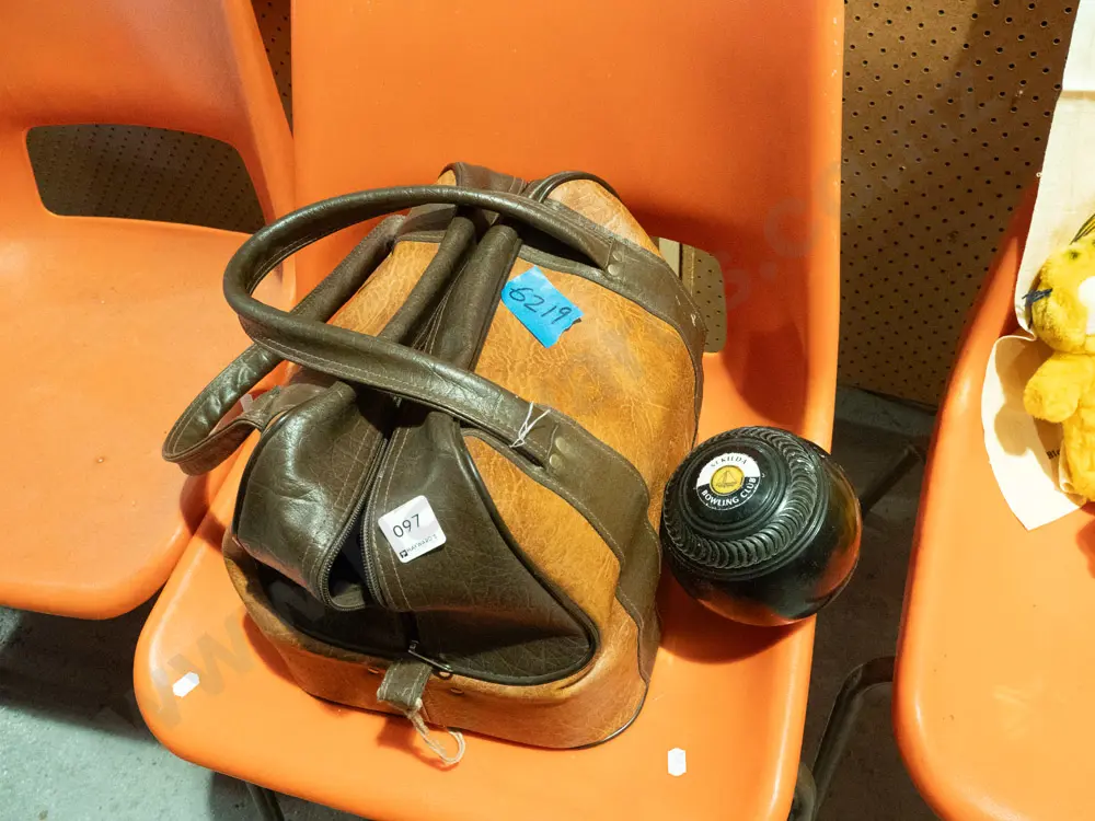 vinyl bowls bag and 4x lawn bowls Image 1++