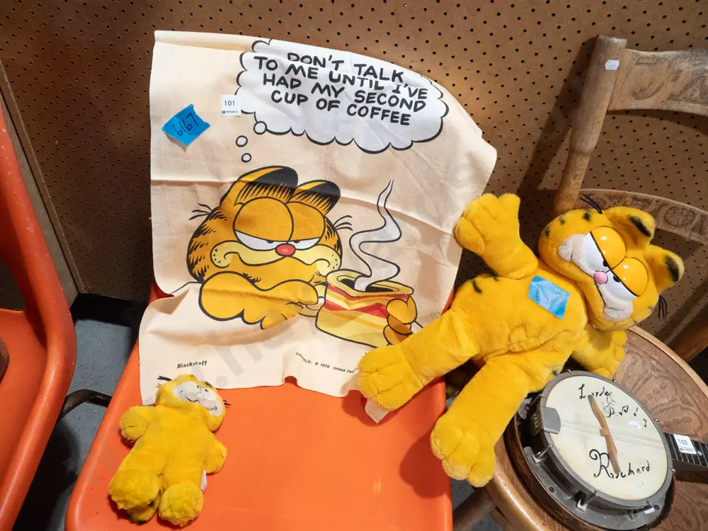 2x Garfield toys, tea towel Image 1++
